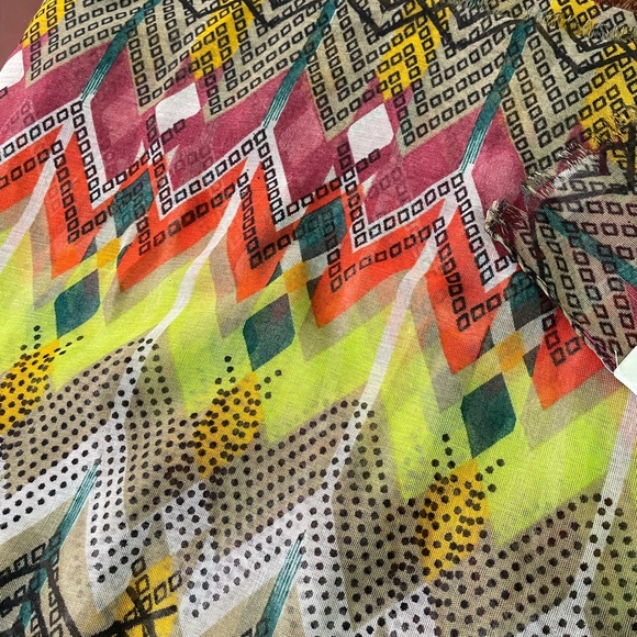 Vibrant colored scarf/wrap. May also be used as a tablecloth. - Picture 4 of 9